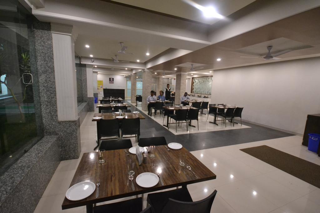 Hotel City Heart Shirdi Buitenkant foto