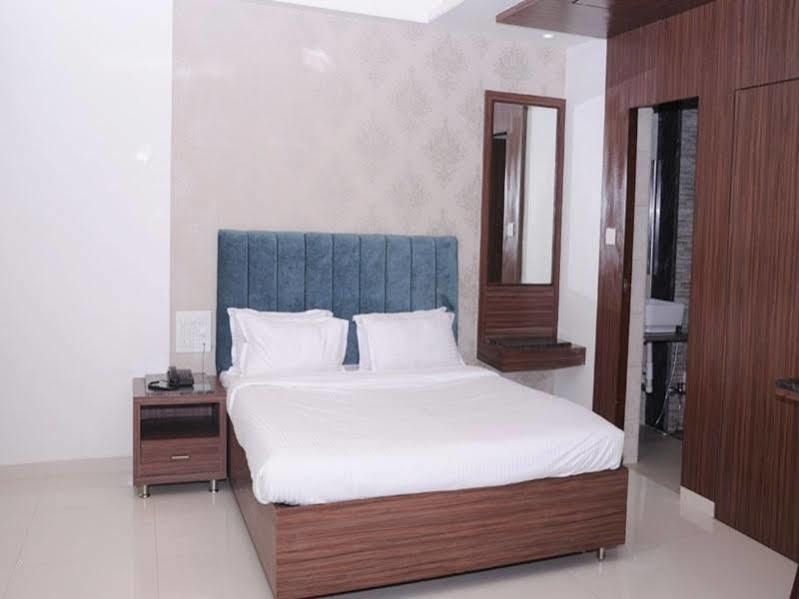 Hotel City Heart Shirdi Buitenkant foto